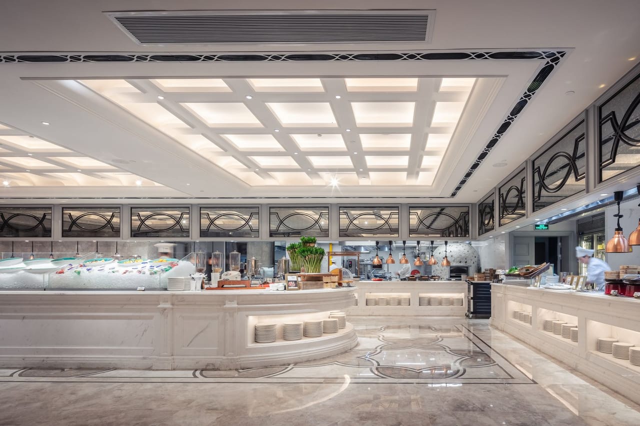 Buffet de hotel com iluminação moderna e montagem gastronômica