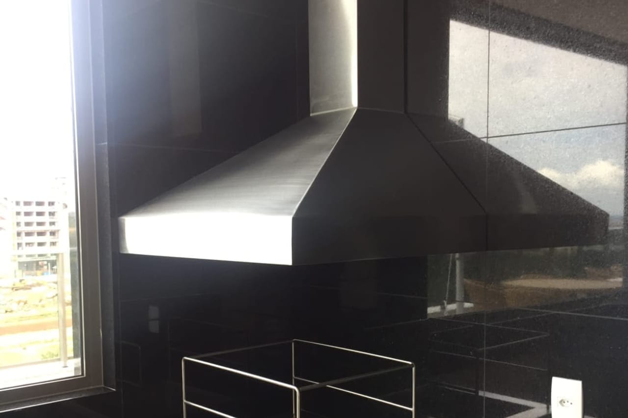 Coifa em aço inox para churrasqueira com acabamento polido