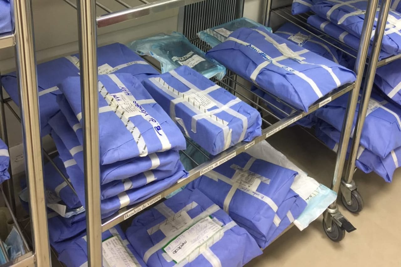 Prateleiras em aço inox com pacotes cirúrgicos em ambiente hospitalar